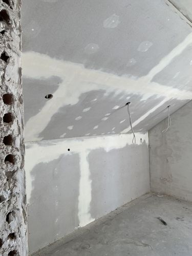 Rigipswände und Deckenverkleidung